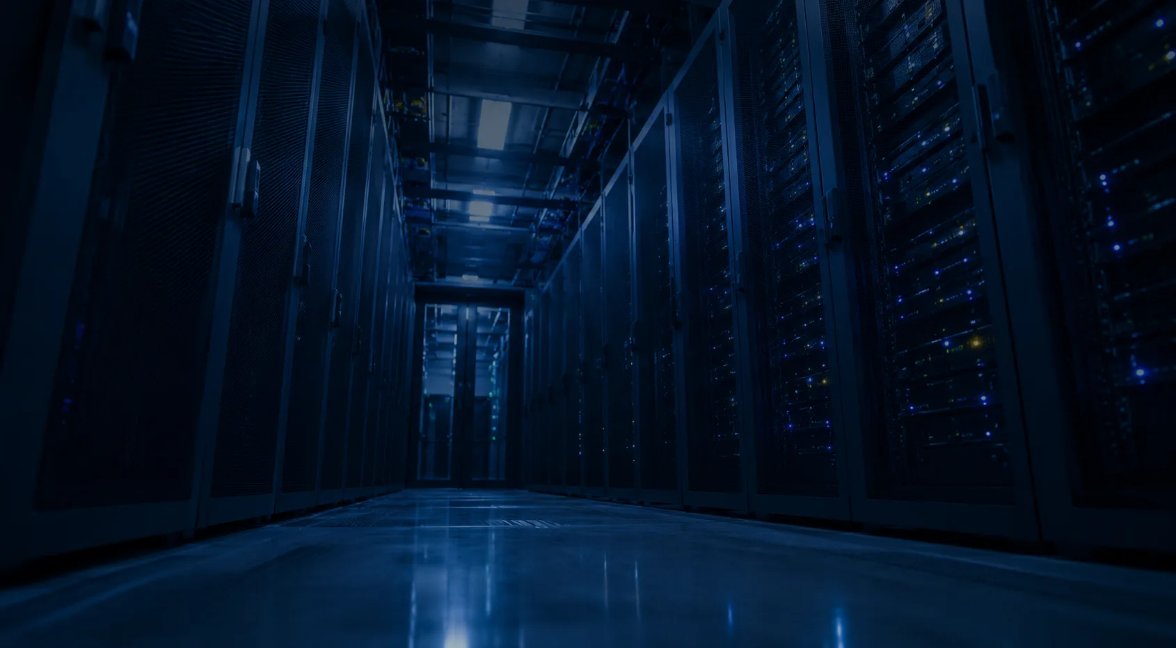 データセンターのサーバーラックが並ぶ通路